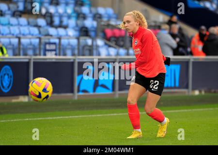 Katie Robinson #22 di Brighton durante il warm up in vista della partita della Super League femminile di fa Manchester City Women vs Brighton & Hove Albion W.F.C. al campus di Etihad, Manchester, Regno Unito, 4th dicembre 2022 (Foto di Conor Molloy/News Images) Foto Stock