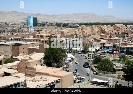 Una vista attraverso la città di Herat in Afghanistan dalla Cittadella di Herat. L'area del centro della città e i resti fatiscenti delle mura della città vecchia. Foto Stock