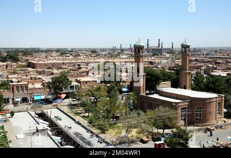 Una vista attraverso la città di Herat in Afghanistan dalla Cittadella di Herat. La Grande Moschea di Herat in lontananza e una moschea più piccola in primo piano. Foto Stock