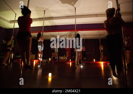 Lviv, Ucraina, 29 novembre 2022. Le donne ucraine hanno partecipato a una lezione di danza in un club fitness durante un'interruzione di corrente. La classe è illuminata da candele e telefoni cellulari. La Russia ha invaso l'Ucraina il 24 febbraio 2022, scatenando il più grande attacco militare in Europa dalla seconda guerra mondiale Foto Stock