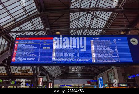 Zurigo, Svizzera - 1 ottobre 2022: Orario del treno alla stazione ferroviaria di Zurigo Foto Stock