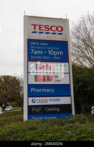 Ashford, Kent, Regno Unito. 4th Dec, 2022. Il prezzo del carburante senza piombo è sceso questa settimana con il prezzo del carburante diesel che rimane a oltre £1,80 dollari al litro. Photo Credit: Paul Lawrenson/Alamy Live News Foto Stock