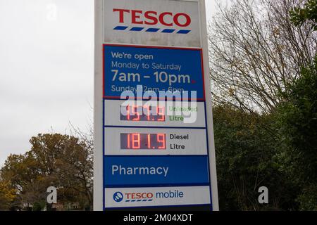 Ashford, Kent, Regno Unito. 4th Dec, 2022. Il prezzo del carburante senza piombo è sceso questa settimana con il prezzo del carburante diesel che rimane a oltre £1,80 dollari al litro. Photo Credit: Paul Lawrenson/Alamy Live News Foto Stock