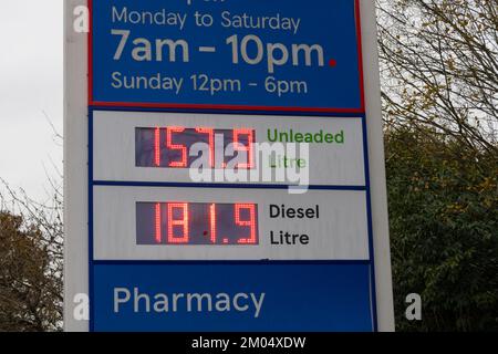 Ashford, Kent, Regno Unito. 4th Dec, 2022. Il prezzo del carburante senza piombo è sceso questa settimana con il prezzo del carburante diesel che rimane a oltre £1,80 dollari al litro. Photo Credit: Paul Lawrenson/Alamy Live News Foto Stock