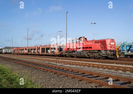 Treno merci con DB Cargo diesel idraulico Voith Gravita 15L BB locomotiva nel porto di Cuxhaven, Germania Foto Stock