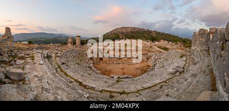 Antica città di Xanthos. Monumento alla tomba e le rovine dell'antica città di Xanthos - Letoon a Kas, Antalya, Turchia al tramonto. Capitale di Lycia. Foto Stock