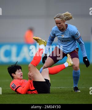 Lee Geum-min di Brighton e Hove Albion e Julie Blakstad di Manchester City durante la partita della Super League femminile di Barclay allo stadio della Manchester City Academy di Manchester. Data immagine: Domenica 4 dicembre 2022. Foto Stock