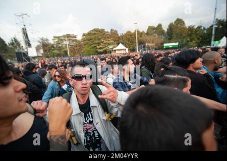 Bogota, Colombia. 03rd Dec, 2022. I concertisti si mocchettano durante il terzo giorno della rimonta del festival musicale 'Rock al Parque', il più grande festival rock dell'america latina e il terzo festival rock più grande del mondo, a Bogota, Colombia, il 27 novembre 2022. Credit: Long Visual Press/Alamy Live News Foto Stock