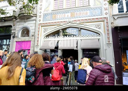 Porto Portugal - coda di visitatori e turisti per entrare nella popolare libreria Livraria Lello - Ottobre 2022 Foto Stock