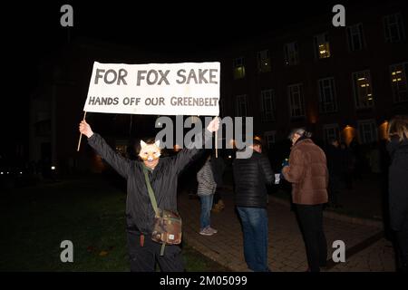 Maidenhead, Berkshire, Regno Unito. 22nd Novembre 2022. I residenti di Maidenhead hanno tenuto una protesta pacifica fuori Maidenhead Town Hall stasera. Cala Homes stanno facendo domanda per il permesso di progettazione per costruire oltre 2.000 case sul campo da golf Maidenhead. Il gruppo della campagna Maidenhead Great Park, stasera ha chiesto al Royal Borough di Windsor e Maidenhead, durante la riunione del loro gabinetto, di portare avanti una mozione per aumentare il monitoraggio dell'inquinamento atmosferico nel Borough, E per fermare i suoi piani di sviluppo dei 132 ettari di terreno boschivo pubblico e di spazio verde al campo da golf Maidenhead. Credito: Maureen McLean/Alamy Foto Stock