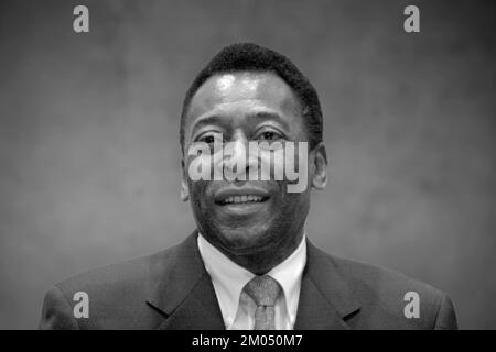 Monaco, Germania. 04th Dec, 2022. FOTOMONTAGGIO: PELE (Edson Arantes do Nascimento), ex giocatore brasiliano di calcio, ? Credit: dpa/Alamy Live News Foto Stock
