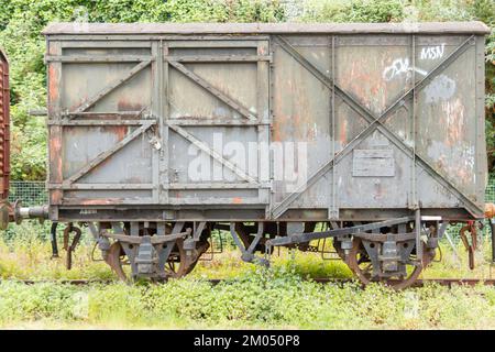 vagone ferroviario vintage e autocisterna sulla linea ferroviaria a bristol banchine uk Foto Stock