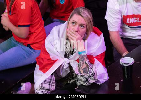 Gli appassionati di calcio inglesi guardano la partita di Coppa del mondo tra Inghilterra e Stati Uniti stasera al Boxpark, a Wembley, a Londra. I fan sembrano frustrati e delusi Foto Stock