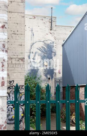 La ragazza con il dipinto a parete del timpano traforato di Banksy , Hanover Place, bristol Foto Stock