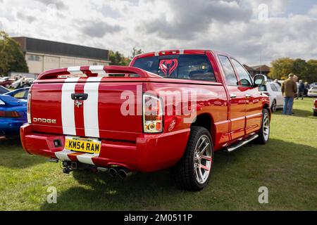 2005 Dodge RAM SRT-10 sport pick-up camion 'KM54 RAM' in mostra al Scramble di ottobre tenuto presso il Bicester Heritage Centre il 9th ottobre 2022 Foto Stock