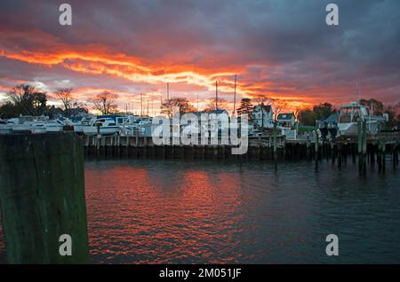 Tramonto drammatico presso il porto turistico di Keyport, New Jersey, con tramonto attraverso minacciose nuvole di cumulonimbus -14 Foto Stock