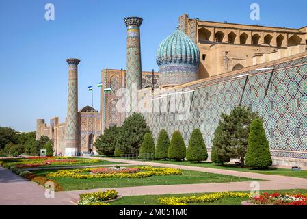 SAMARCANDA, UZBEKISTAN - 12 SETTEMBRE 2022: Alle mura della vecchia madrasa Sherdor. Samarcanda, Uzbekistan Foto Stock