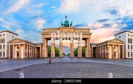 Porta di Brandeburgo o Brandenburger Tor al tramonto, vista panoramica, Berlino, Germania Foto Stock