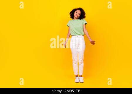 Foto a grandezza naturale di giovane adorabile bella bella donna palme fuori non sapere indifferente i vostri problemi isolati su sfondo giallo colore Foto Stock