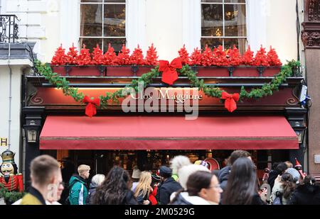 Clos maggiore moderno ristorante francese a Covent Garden molto occupato nella stagione natalizia, 2022, nel centro di Londra, Regno Unito Foto Stock