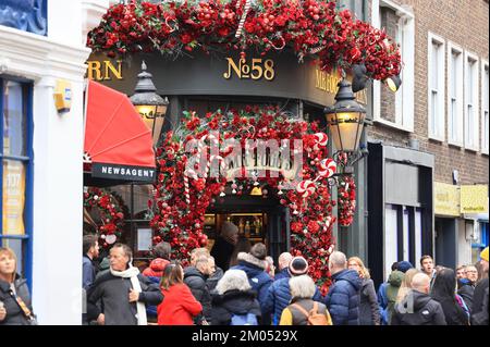 Fogg's Tavern a St Martins Lane, nel theaterland, a Natale 2022, nel centro di Londra, REGNO UNITO Foto Stock