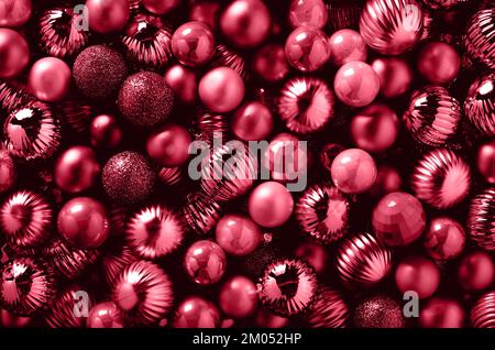 Palle di Natale magenta brillante viva come sfondo di festa. Colore trendy dell'anno 2023. Foto Stock