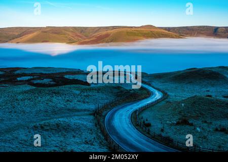 La MAM Nick Road in Edale circa per cadere nella nebbia valle, Peak District, Derbyshire Foto Stock