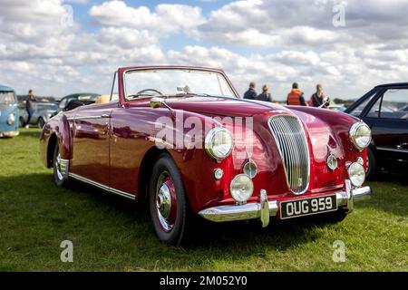 1955 Aston Martin Lagonda ‘OUG 959’ in mostra allo Scramble di ottobre tenutosi presso il Bicester Heritage Centre il 9th ottobre 2022 Foto Stock