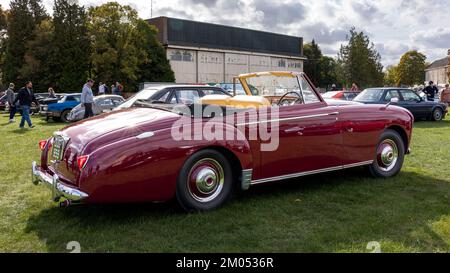 1955 Aston Martin Lagonda ‘OUG 959’ in mostra allo Scramble di ottobre tenutosi presso il Bicester Heritage Centre il 9th ottobre 2022 Foto Stock