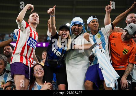 DOHA, QATAR - 3 DICEMBRE: I sostenitori dell'Argentina celebrano la vittoria durante la Coppa del mondo FIFA Qatar 2022 Round of 16 match tra Argentina e Australia allo stadio Ahmad bin Ali il 3 dicembre 2022 ad al Rayyan, Qatar. (Foto di Florencia Tan Jun/PxImages) Foto Stock