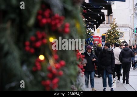 Bond Street, Londra, Regno Unito. 4th Dec 2022. Le deorazioni natalizie su Bond Street, Londra. Credit: Matthew Chattle/Alamy Live News Foto Stock