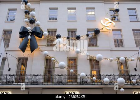 Bond Street, Londra, Regno Unito. 4th Dec 2022. Le deorazioni natalizie su Bond Street, Londra. Chanel. Credit: Matthew Chattle/Alamy Live News Foto Stock