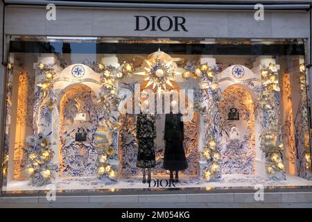 Bond Street, Londra, Regno Unito. 4th Dec 2022. Le deorazioni natalizie su Bond Street, Londra. Dior. Credit: Matthew Chattle/Alamy Live News Foto Stock