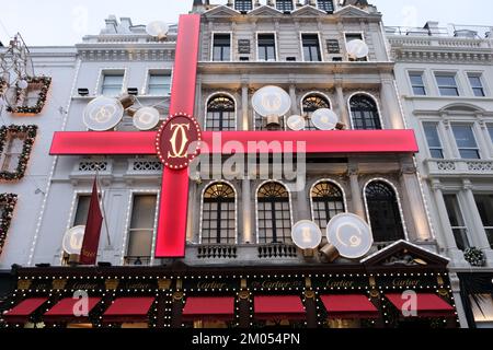 Bond Street, Londra, Regno Unito. 4th Dec 2022. Le deorazioni natalizie su Bond Street, Londra. Cartier. Credit: Matthew Chattle/Alamy Live News Foto Stock