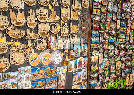 Cracovia Polonia Travel - calamite frigorifero in vendita per souvenir in  una bancarella nel mercato di Natale di Cracovia in inverno, Cracovia  Polonia Europa Foto stock - Alamy