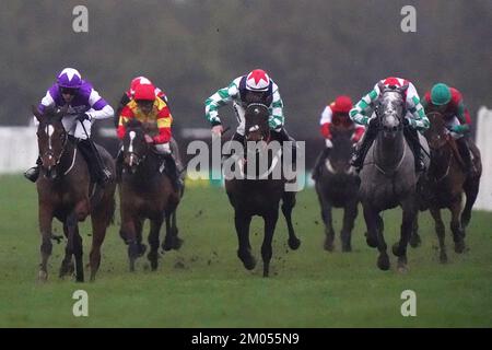 Lilting Verse guidato dal jockey Connor Brace (a sinistra) sulla strada per vincere il Fitzdares adores Henrietta Knight Mares' Open National Hunt Flat con la principessa di Alfie guidato da Sam Twiston-Davies (al centro) secondo all'ippodromo di Huntingdon, Cambridgeshire. Data immagine: Domenica 4 dicembre 2022. Foto Stock