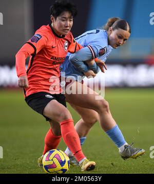 Lee Geum-min di Brighton e Hove Albion e Ruby Mace (a destra) di Manchester City si battono per la palla durante la partita della Barclay Women's Super League presso il Manchester City Academy Stadium, Manchester. Data immagine: Domenica 4 dicembre 2022. Foto Stock