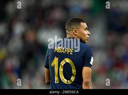 Doha, Qatar. 4th Dec, 2022. Kylian Mbappe di Francia si occupa della partita del Round of 16 tra Francia e Polonia della Coppa del mondo FIFA 2022 allo stadio al Thumama di Doha, Qatar, 4 dicembre 2022. Credit: Xiao Yijiu/Xinhua/Alamy Live News Foto Stock