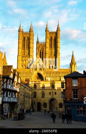 Exchequer Gate e Lincoln Cathedral illuminati dalla luce del sole. Lincoln City 2022 Foto Stock