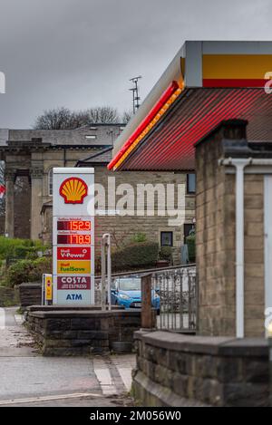 Rawtenstall, Rossendale, Lancashire domenica 4 dicembre 2022. Stazione di servizio Shell che visualizza i prezzi correnti della benzina e del diesel Foto Stock