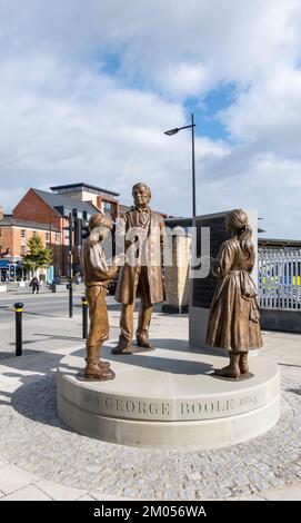 Monumento commemorativo al matematico cittadino di Lincoln George Boole, piazzale della stazione, città di Lincoln 2022 Foto Stock
