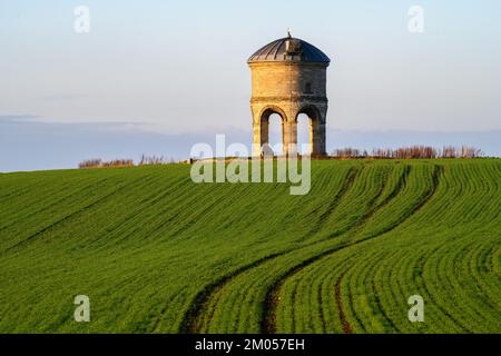 La mattina presto luce in uno storico mulino a vento in Inghilterra rurale Foto Stock