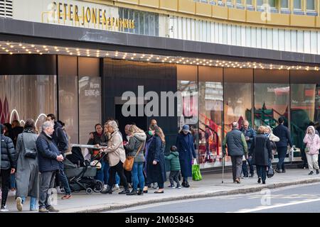 Code di acquirenti al di fuori di Peter Jones a Chelsea, in attesa che si apra a fine novembre, sfidando la recessione del Regno Unito Foto Stock