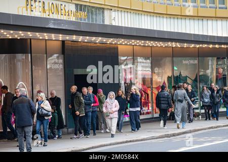 Code di acquirenti al di fuori di Peter Jones a Chelsea, in attesa che si apra a fine novembre, sfidando la recessione del Regno Unito Foto Stock