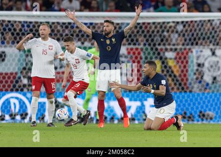 Doha, Qatar. 04th Dec, 2022. 04.12.2022, Doha, pilka nozna, Mistrzostwa Swiata, Francja - Polska, N/z Kamil Glik (POL), Sebastian Szymanski (POL), Olivier Giroud (fra), Kylian Mbappe (fra), Fot. Tomasz Jastrzebowski/Foto Olimpik/Sipa USA -- 04.12.2022, Doha, calcio, Coppa del mondo FIFA 2022, Francia - Polonia, nella foto: Kamil Glik (POL), Sebastian Szymanski (POL), Olivier Giroud (fra), Kylian Mbappe (fra), FOT. Tomasz Jastrzebowski/Foto Olimpik/Sipa USA Credit: Sipa USA/Alamy Live News Foto Stock