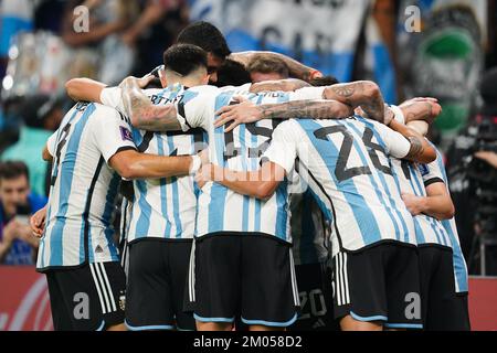 Al Rayyan, Doha, Qatar, Qatar. 3rd Dec, 2022. DOHA, QATAR - 3 DICEMBRE: I giocatori argentini festeggiano la vittoria durante la Coppa del mondo FIFA Qatar 2022 Round of 16 match tra Argentina e Australia allo stadio Ahmad bin Ali il 3 dicembre 2022 ad al Rayyan, Qatar. (Credit Image: © Florencia Tan Jun/PX Imagens via ZUMA Press Wire) Foto Stock