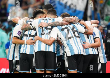 Al Rayyan, Doha, Qatar, Qatar. 3rd Dec, 2022. DOHA, QATAR - 3 DICEMBRE: I giocatori argentini festeggiano la vittoria durante la Coppa del mondo FIFA Qatar 2022 Round of 16 match tra Argentina e Australia allo stadio Ahmad bin Ali il 3 dicembre 2022 ad al Rayyan, Qatar. (Credit Image: © Florencia Tan Jun/PX Imagens via ZUMA Press Wire) Foto Stock