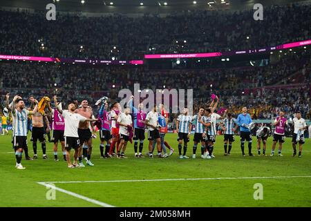 Al Rayyan, Doha, Qatar, Qatar. 3rd Dec, 2022. DOHA, QATAR - 3 DICEMBRE: I giocatori argentini festeggiano la vittoria durante la Coppa del mondo FIFA Qatar 2022 Round of 16 match tra Argentina e Australia allo stadio Ahmad bin Ali il 3 dicembre 2022 ad al Rayyan, Qatar. (Credit Image: © Florencia Tan Jun/PX Imagens via ZUMA Press Wire) Foto Stock