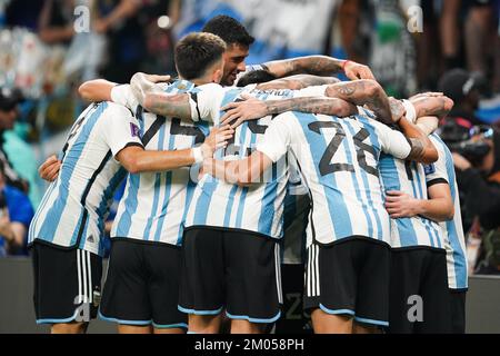 Al Rayyan, Doha, Qatar, Qatar. 3rd Dec, 2022. DOHA, QATAR - 3 DICEMBRE: I giocatori argentini festeggiano la vittoria durante la Coppa del mondo FIFA Qatar 2022 Round of 16 match tra Argentina e Australia allo stadio Ahmad bin Ali il 3 dicembre 2022 ad al Rayyan, Qatar. (Credit Image: © Florencia Tan Jun/PX Imagens via ZUMA Press Wire) Foto Stock