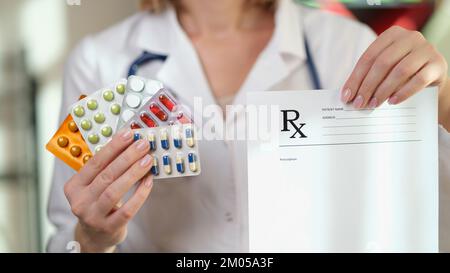Il medico mostra molti pacchetti di diverse pillole e prescrizioni in bianco. Foto Stock